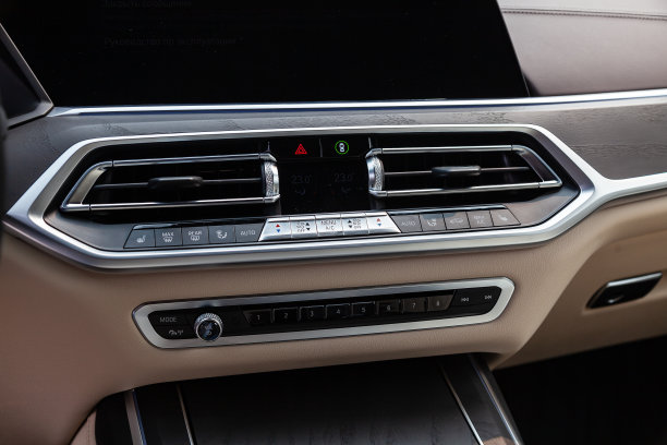 看到白色和棕色的汽车内部仪表板，通风管道和气候控制面板后，在出售前的停车场清洁图片下载