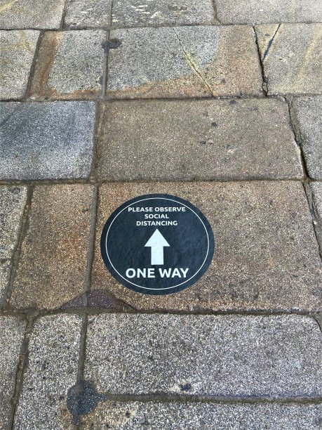 社交距离地板标志伦敦图片下载