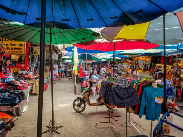 大其力空旷的露天街市图片下载