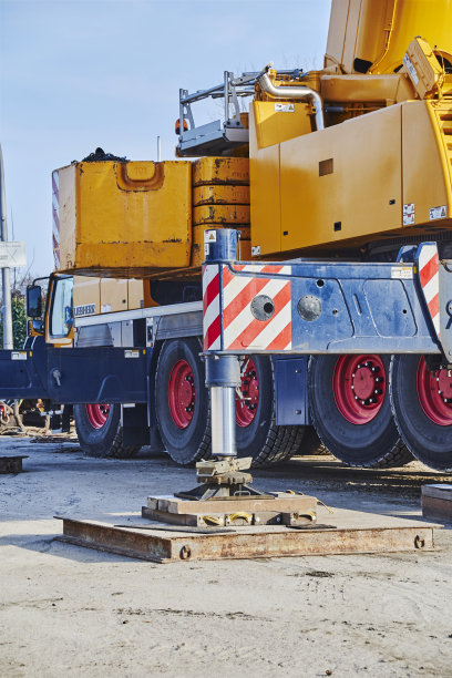 重型建筑起重机的细节。图片下载