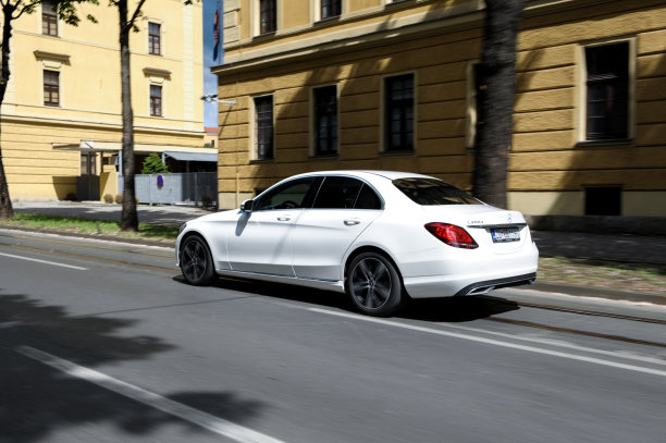 白色的新奔驰C200d。现代C类。新款德国豪华车。图片下载