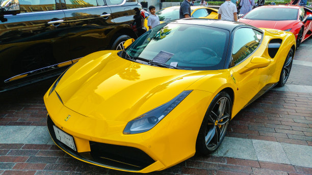 阿拉伯联合酋长国迪拜市中心哈利法塔旁的奢华跑车图片下载