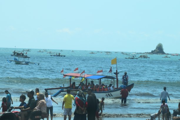 当地游客充分利用假期时间图片下载