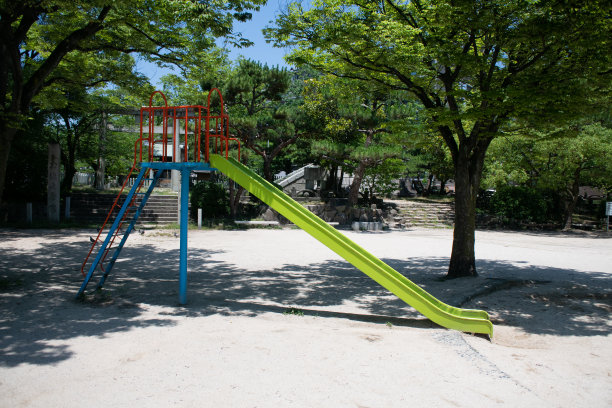 公园里的操场设备。幻灯片场景图片下载