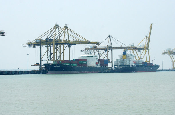 这艘船在进入印尼泗水港口前抛锚图片下载