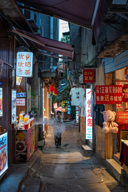 小男孩在慈溪口古镇跑步图片下载