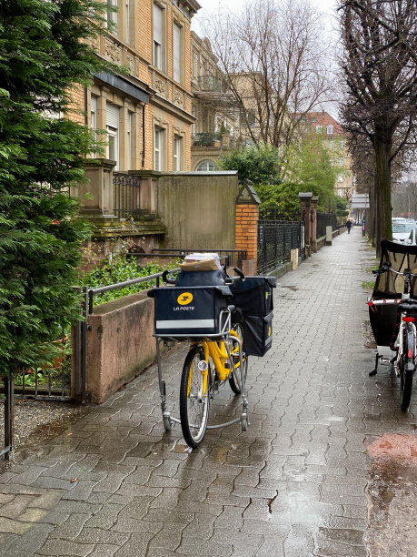 图为法国邮政的快递自行车图片下载