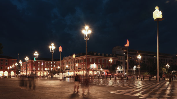 在这张照片上，坐落在尼斯中心的马塞纳广场的七座发光雕像由西班牙雕塑家豪姆·普伦萨制作图片下载