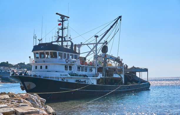 码头上的一艘大渔船图片下载