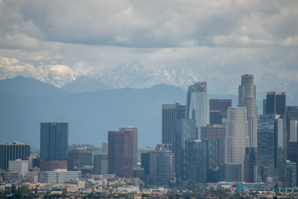 一场晚些时候的“三月疯狂”风暴给加州洛杉矶的圣加布里埃尔山麓带来了雨雪。图片下载