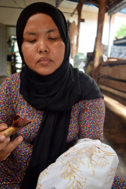 印尼马都拉蜡染村艺术家图片下载