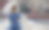 2020年5月30日，俄罗斯圣彼得堡:一个快乐的女孩在城市的街道上拿着一个巨大的泰迪熊玩具图片下载