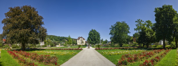 全景照片在城市花园Schwäbisch gm<e:1> nd花坛，路径，日晷和钢蓝色，无云的天空在夏天的天气图片下载