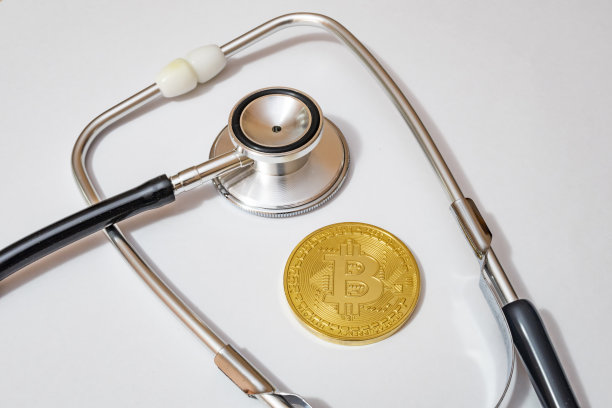 用听诊器在白色背景上近距离观察加密货币图片下载