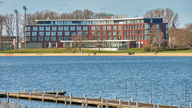 从Allersee眺望海滨的万怡万豪酒店图片下载