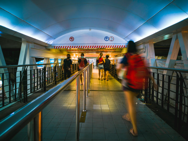 在泰国政府宣布封锁曼谷后，天桥、道路和百货商店的气氛荒凉。图片下载