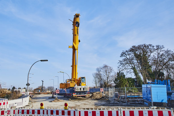 重型建筑起重机的视图。图片下载