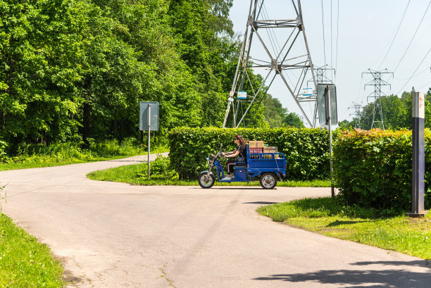 女孩骑着摩托车卖水和零食图片下载