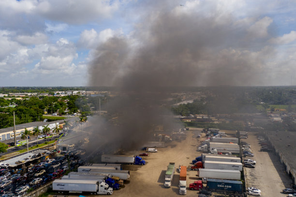 航拍照片，一个汽车垃圾场起火图片下载