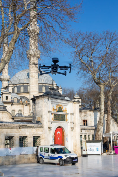 由于冠状病毒的干预，警方警告街上的人们用一种特殊的无人机呆在家里。图片下载