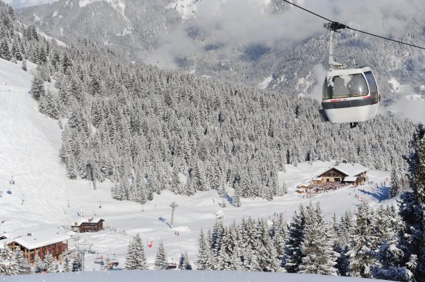 美丽的滑雪胜地与滑雪缆车和小屋的背景图片下载
