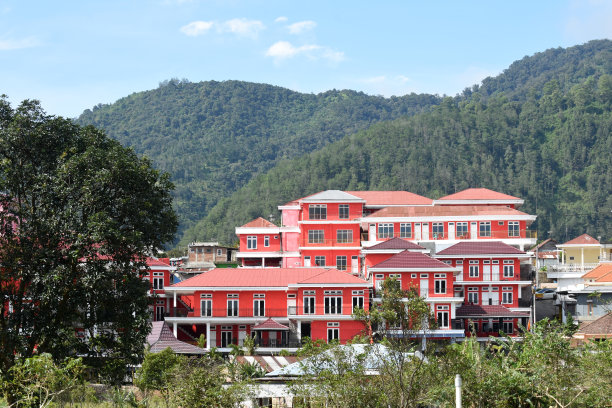 萨浪干湖周围的酒店、住宿和别墅不断增长图片下载