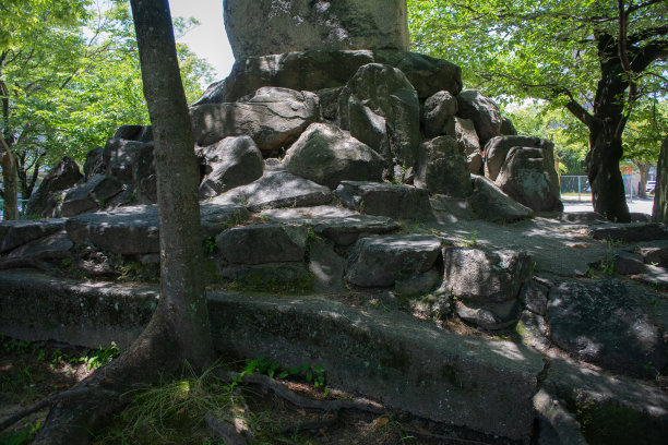 公园里有石碑和阳光。上帝广岛公园。图片下载