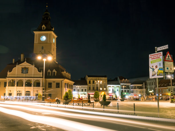 布拉索夫市政厅大楼位于老城区议会广场。布拉索夫的主广场长曝光夜景照片。图片下载