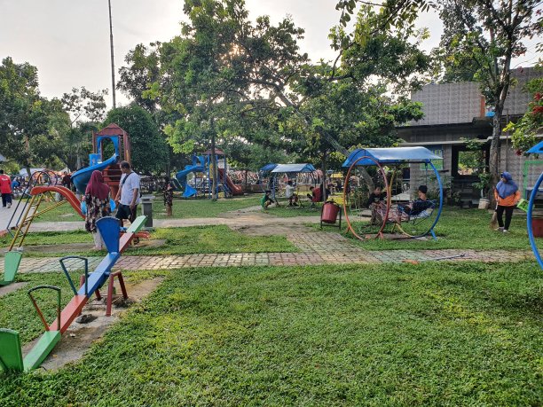 这是艾哈迈德·亚尼公园里人们散步跑步的照片图片下载