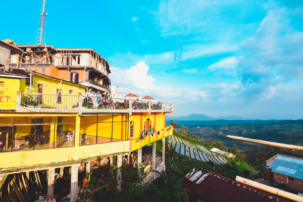 生长在萨朗干湖周围的公寓图片下载