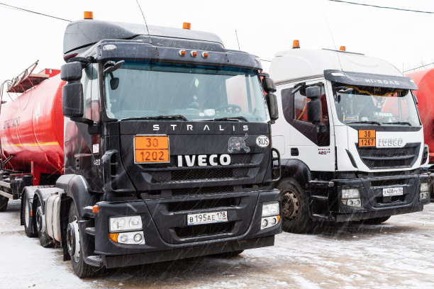 停车场有带油罐半挂车的油罐车。这张照片是在俄罗斯的冬天下着雪拍的图片下载