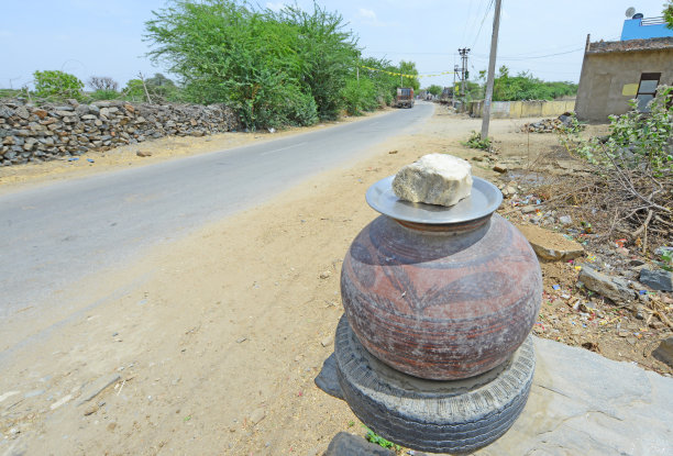 印度:比瓦尔发生COVID-19病例后实行宵禁图片下载