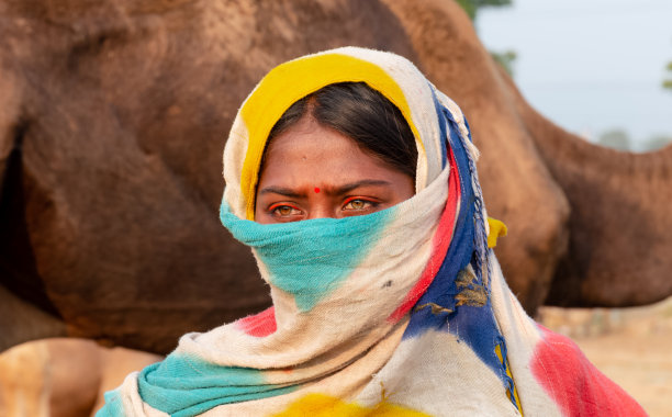 普什卡骆驼集市上戴面具的女人图片下载