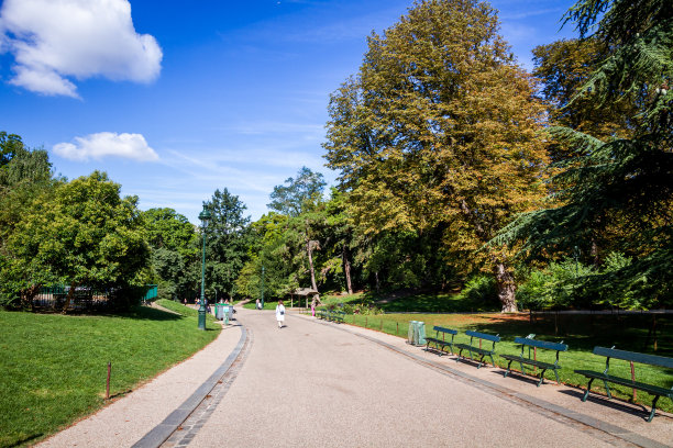 夏天的巴特斯肖蒙公园图片下载
