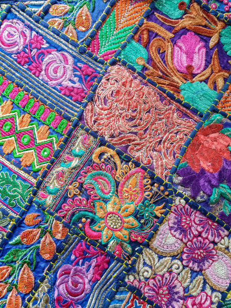 在市场上出售的设计精美的拉贾斯坦邦艺术床垫的照片图片下载