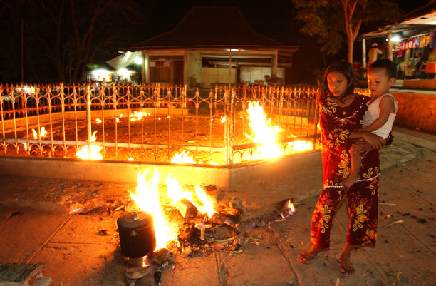 马都拉帕米卡山的自然火灾图片下载