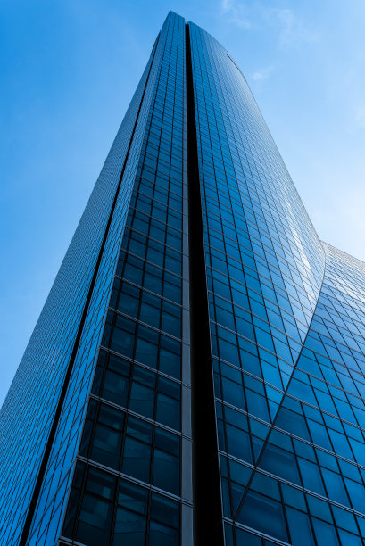 马德里四塔商务区的摩天大楼与蓝天相映成趣图片下载