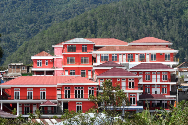 萨浪干湖周围的酒店、住宿和别墅不断增长图片下载