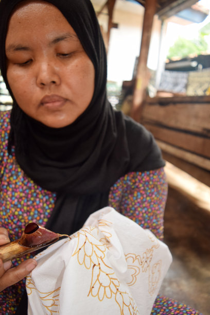 印尼马都拉蜡染村艺术家图片下载