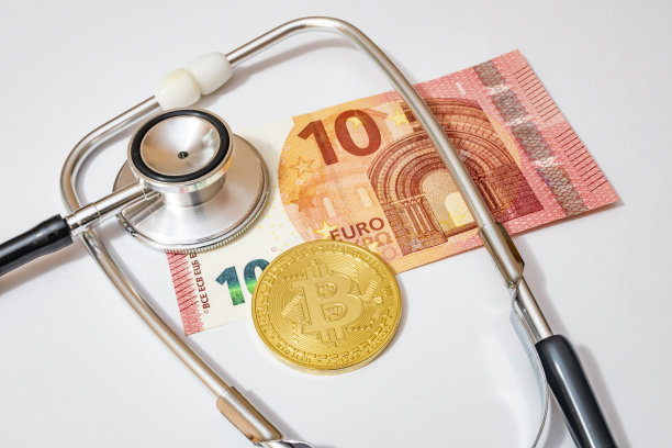 用听诊器近距离观察纸币背景上的加密货币图片下载