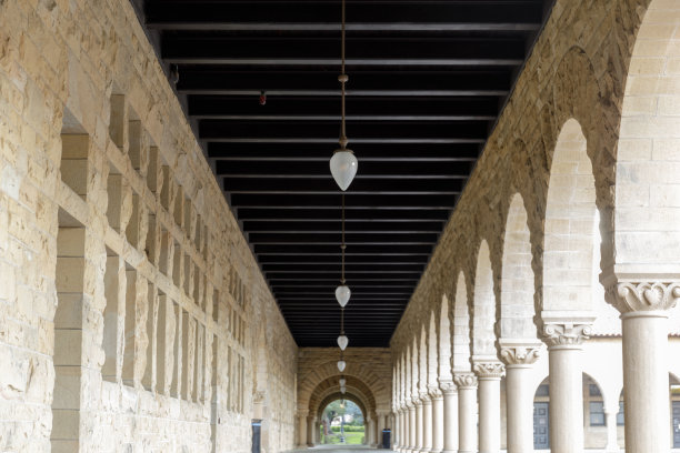 斯坦福大学正方院的拱门和圆柱走道图片下载