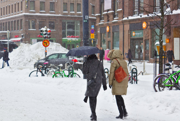 行人在雪中行走图片下载
