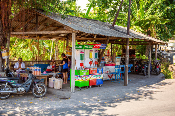印尼巴厘岛- 2019年12月1日:小型加油站图片下载