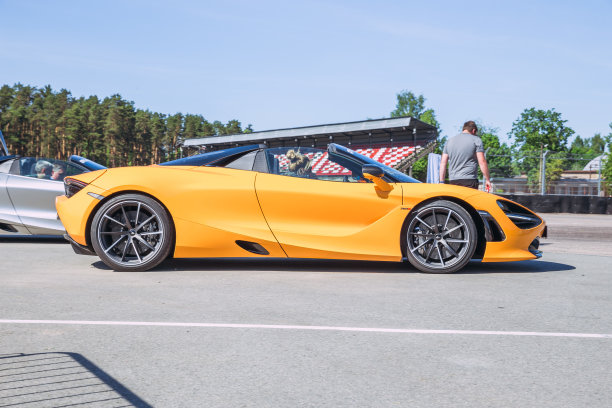 拉脱维亚共和国里加市。赛车-迈凯轮在Bikernieku赛道和参与者的事件。麦克拉伦俱乐部活动。5月30日。2019年旅游的照片。图片下载