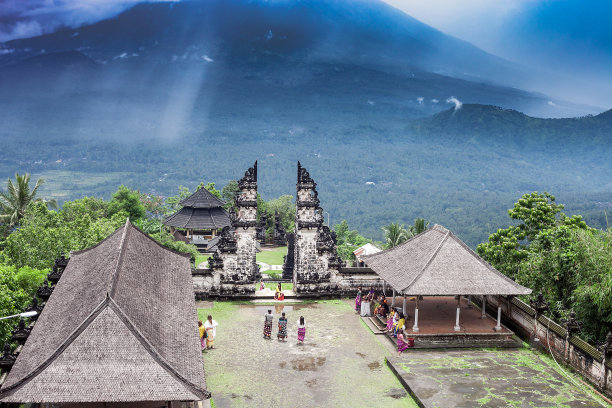 巴厘岛的伦普阳寺和阿贡山，乌云密布图片下载