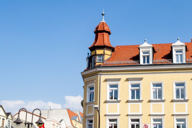 RIESA/德国- 2018年7月23日:带有房屋和蓝天的城市景观照片图片下载