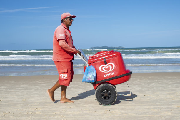 在海滩上卖著名品牌基本冰淇淋的人图片下载