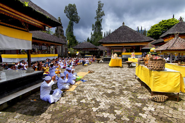 印度教信徒在巴厘岛进行他们的祈祷仪式在布拉坦寺庙图片下载