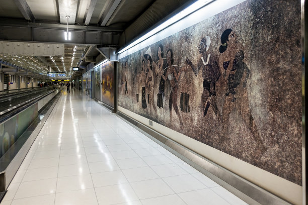 自动扶梯之间的长长的人行道图片下载