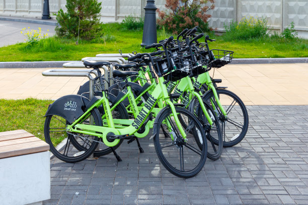 出租自行车在城市停车场图片下载